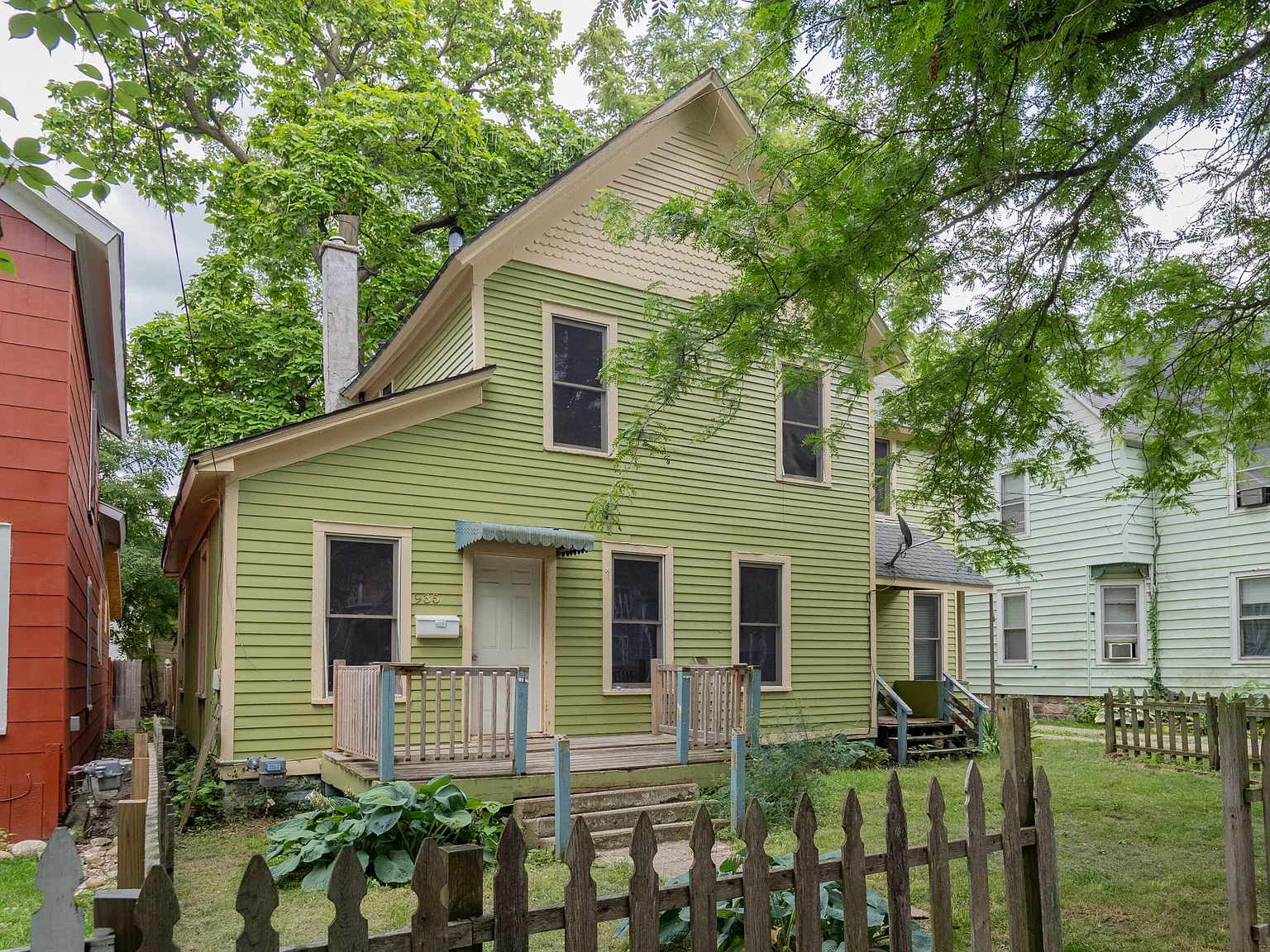 935 Osborne St photo 1