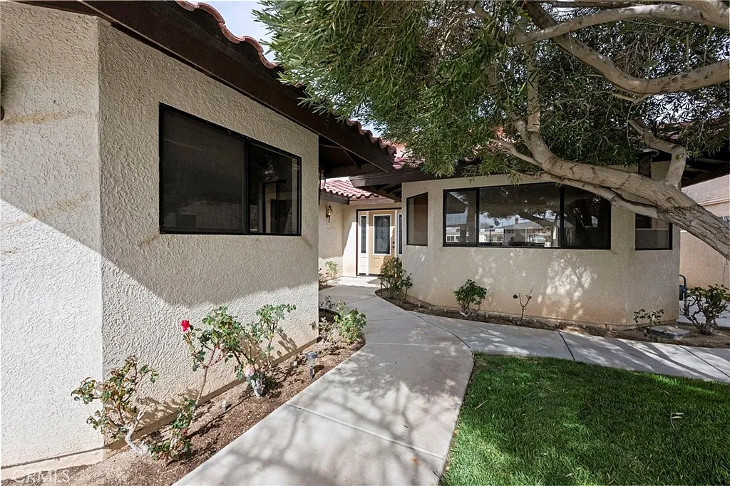 3 bed, 2815 sqft, $3,200 — Photo 3