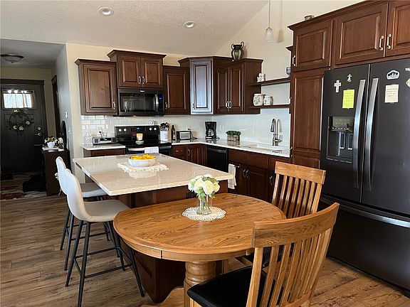 3rd image of 2912 Camelot Circle