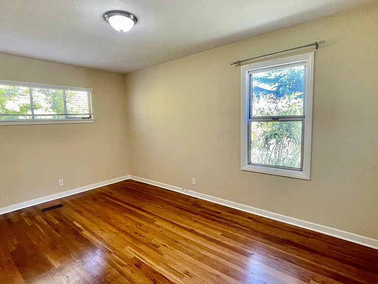 1328 Floyd Ave — Photo 8