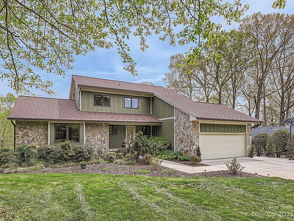 3rd image of 275 Lockhard Cir