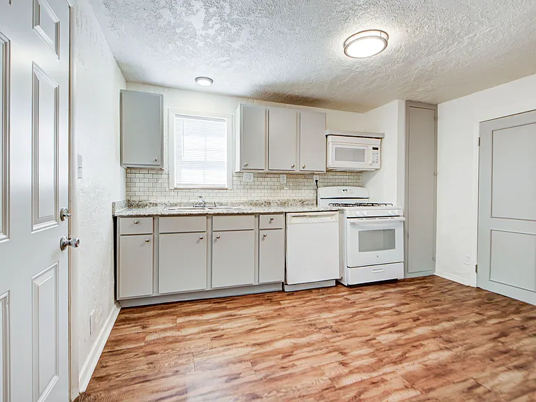 204 S Stewart Ave — Photo 8