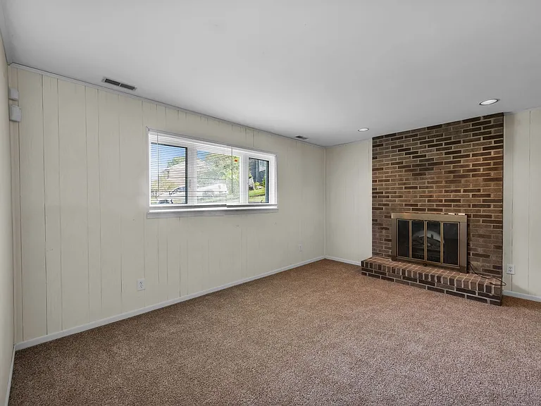 2700 Queenswood Dr — Photo 25