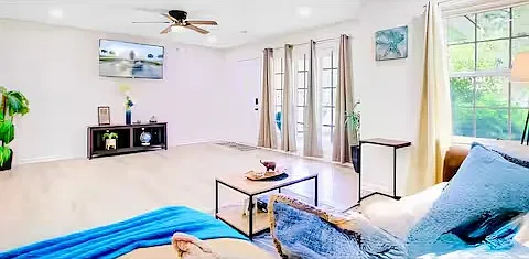 3 bed, 1300 sqft, $3,590 — Photo 3