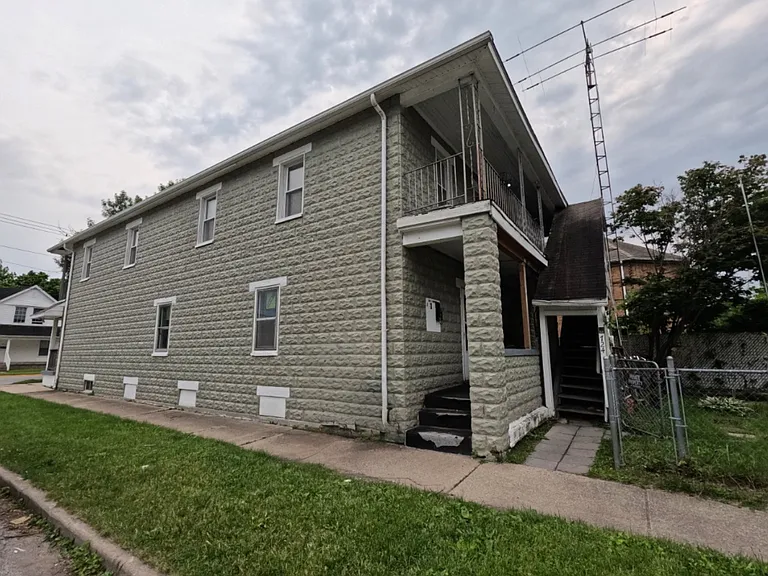724 E Lawrence St — Photo 1