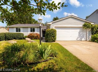 1689 Dennett Ln, Rochester Hills, MI 48307