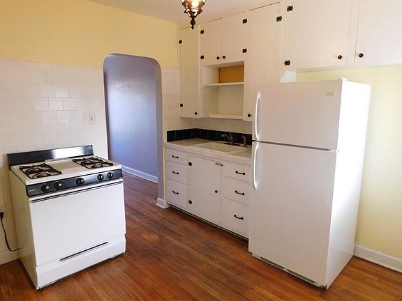 Kitchen includes small dining table space