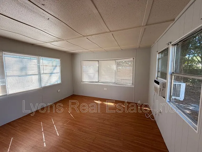 8028 Breeze Dr — Photo 2