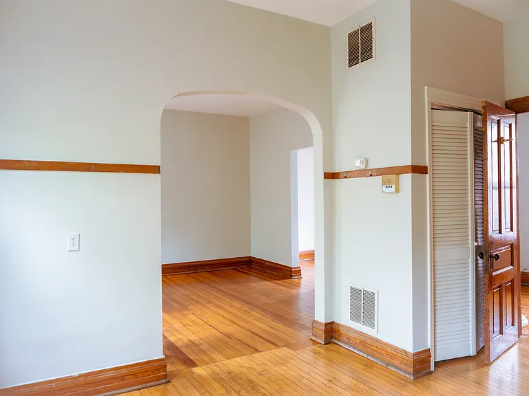 2100 N. Hoyne Ave. — Photo 9