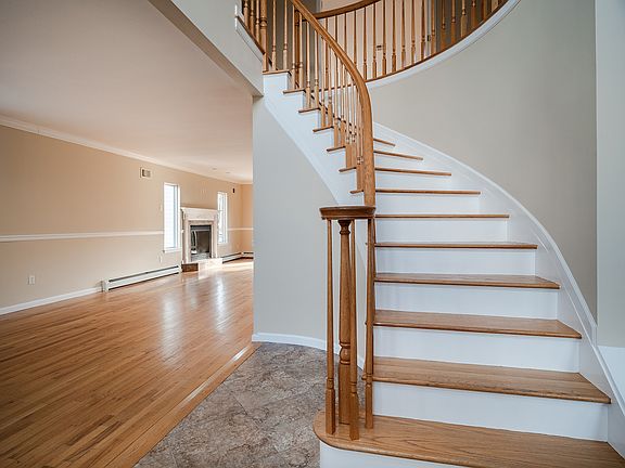4th image of 332 Darlington Ave