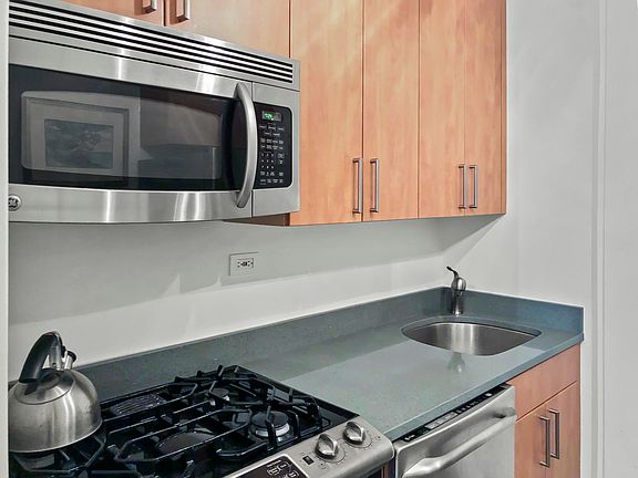 5th image of 300 E 40th St APT 22H
