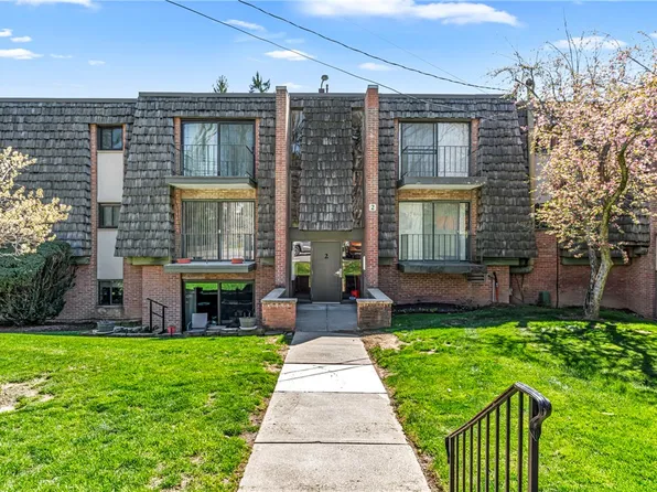 223 Forest Green Dr, Coraopolis, PA 15108