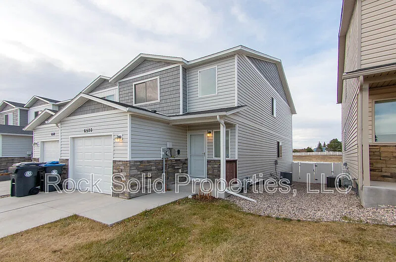 3 bed, 2.5 bath, 2359 sqft, $2,095 — Photo 3