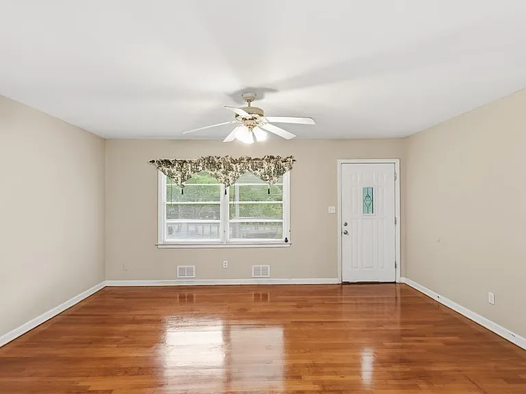 1370 Blackwell Rd — Photo 6