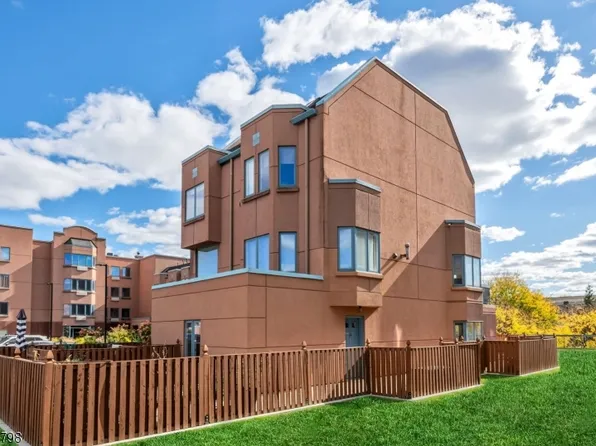 317 Thornton Ct, Edgewater Boro, NJ 07020