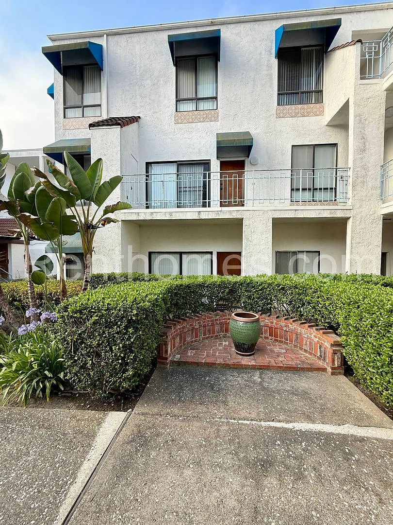Building Photo - 8320 Regents Rd #1H