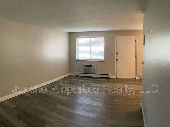4th image of 633 Oak St APT 2