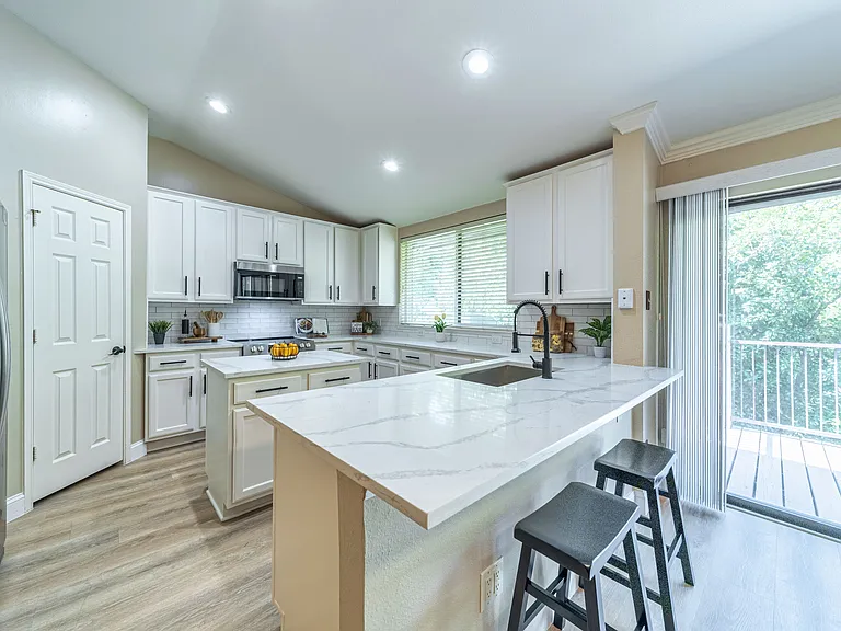 Kitchen with peninsula for additional seating
