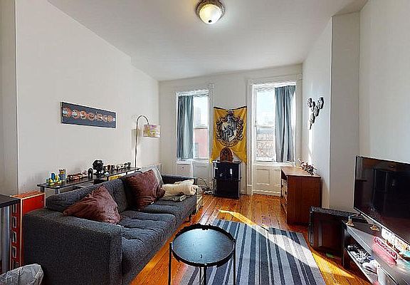 2nd image of 220 E 84th St APT 5C