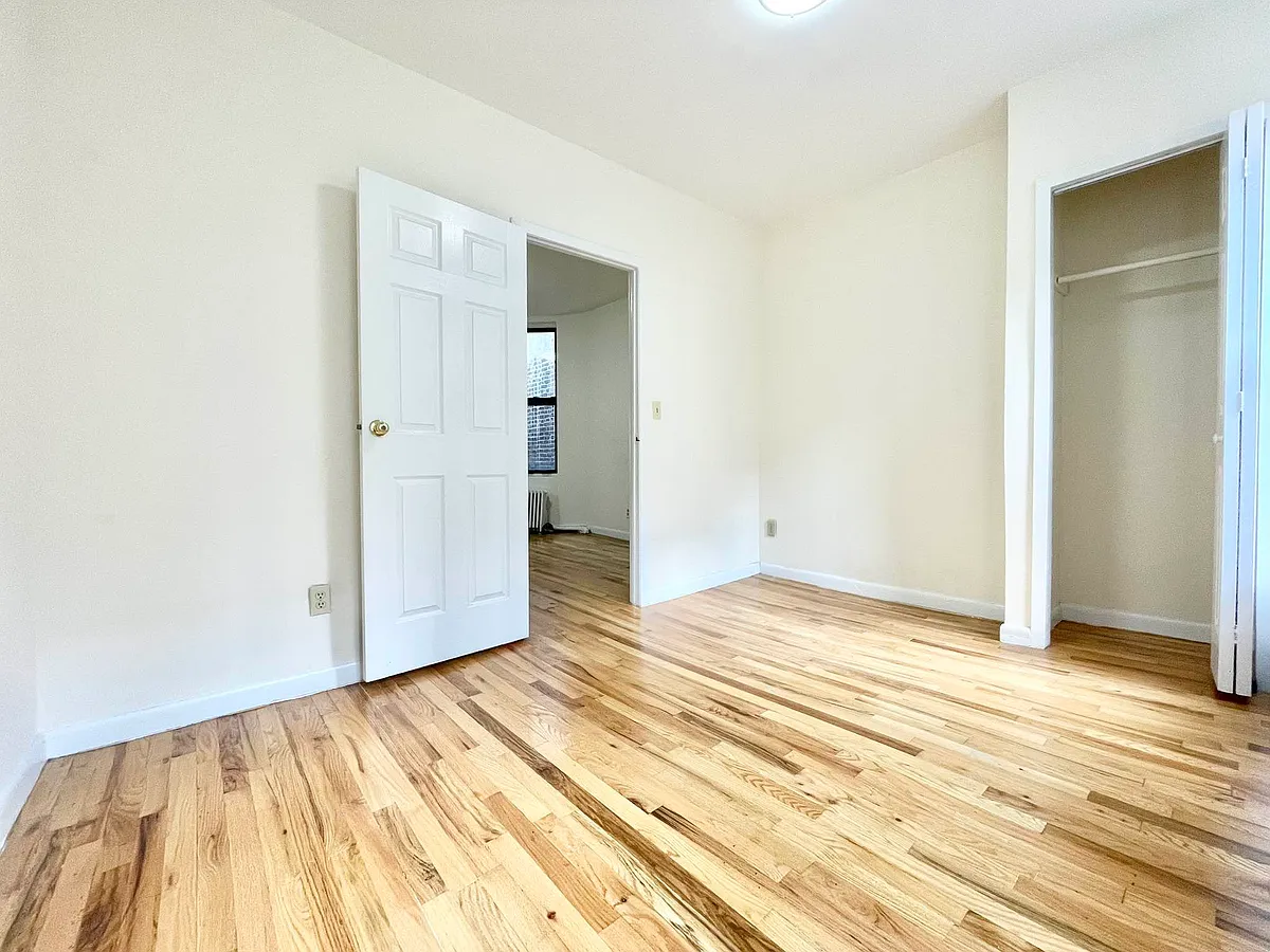 Building Photo - 638 E 14th St #20