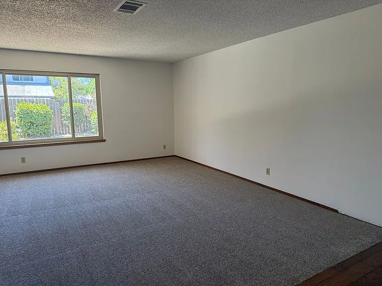718 Linwood St — Photo 8