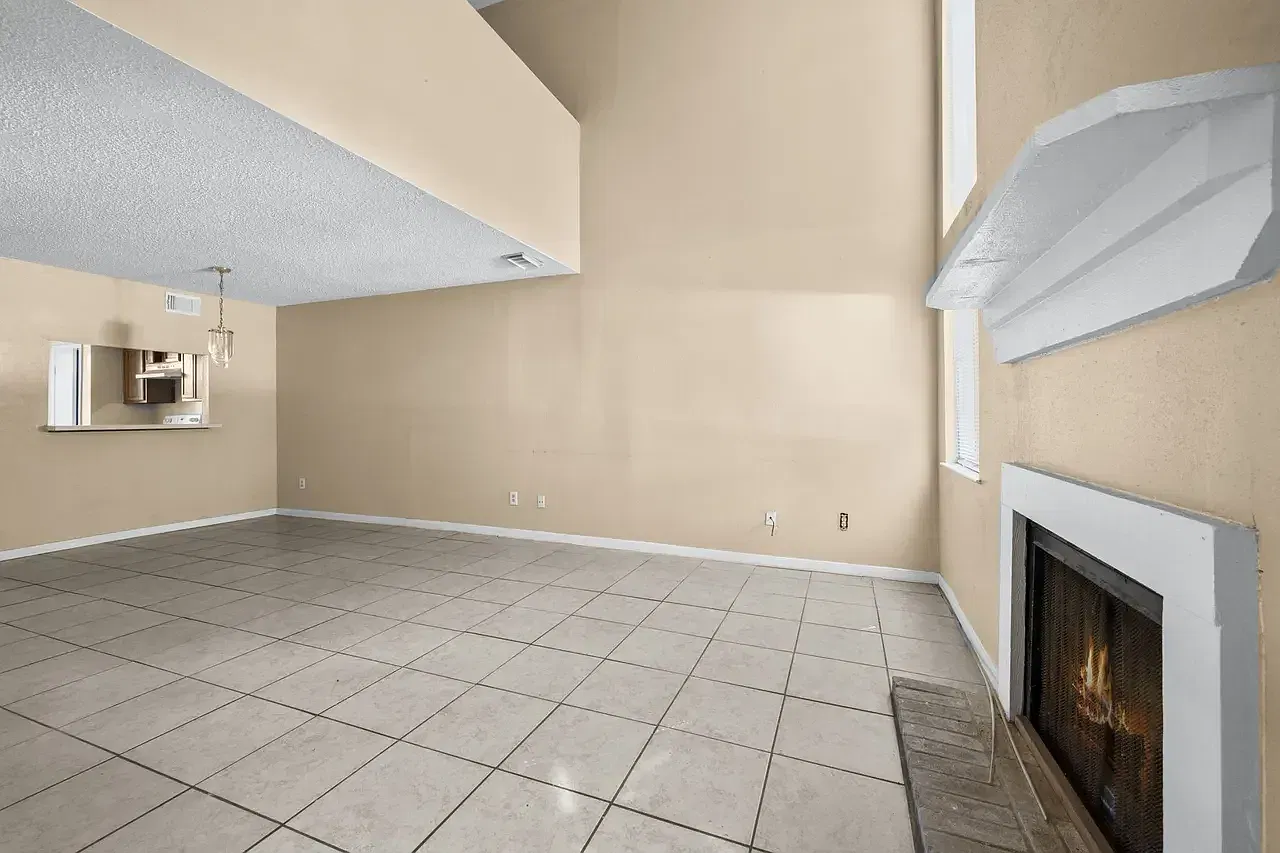 1 bed, 1.5 bath, 1024 sqft, $1,200 — Photo 2