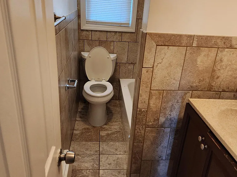 33-37 W Railroad Ave #3 — Photo 2