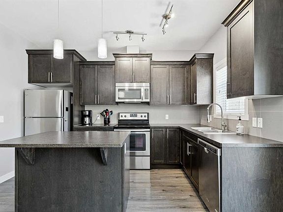 4th image of 626 W Skyview Ranch Grv NE