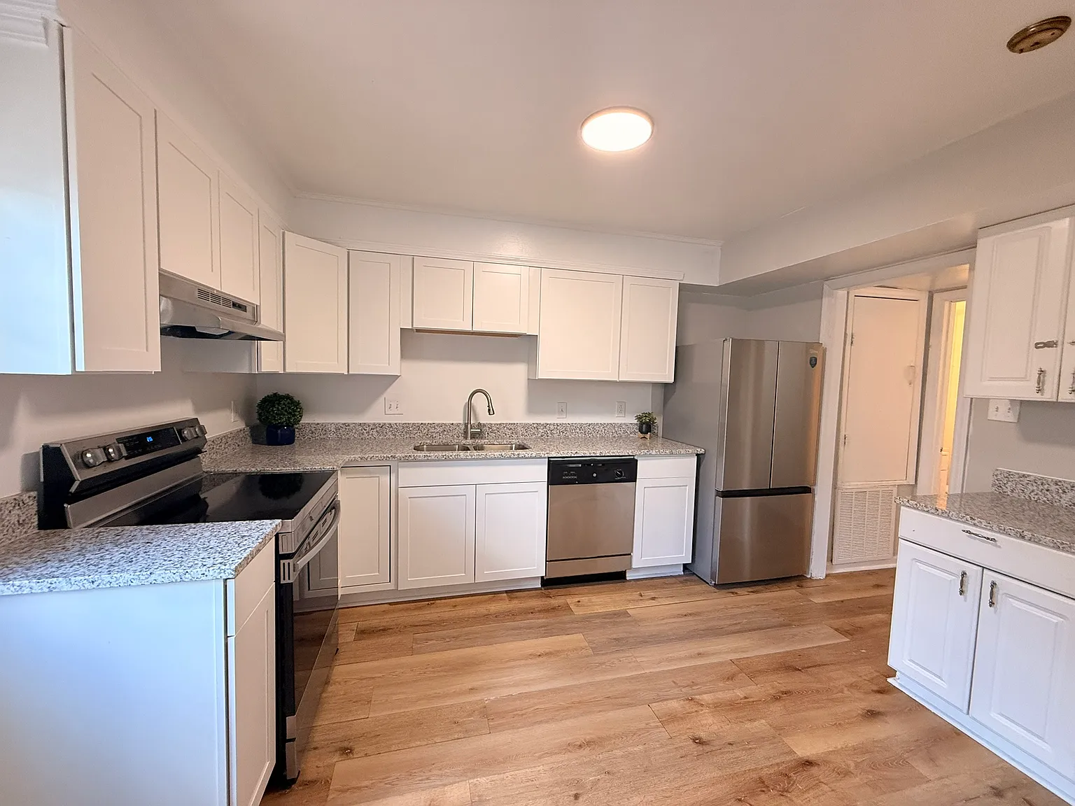 3 bed, 2.5 bath, 1270 sqft, $1,900 — Photo 3