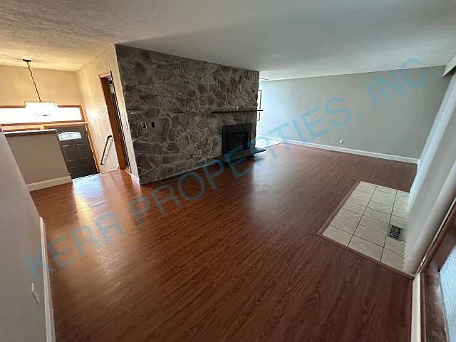 New To The Market! Spacious 4-Bedroom Retreat With 2 Full Baths In Gresham - Your New Home Awaits... — Photo 2