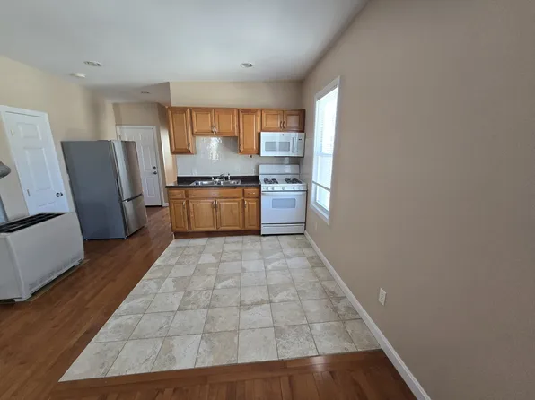 74 Mott St #3W, New Bedford, MA 02744