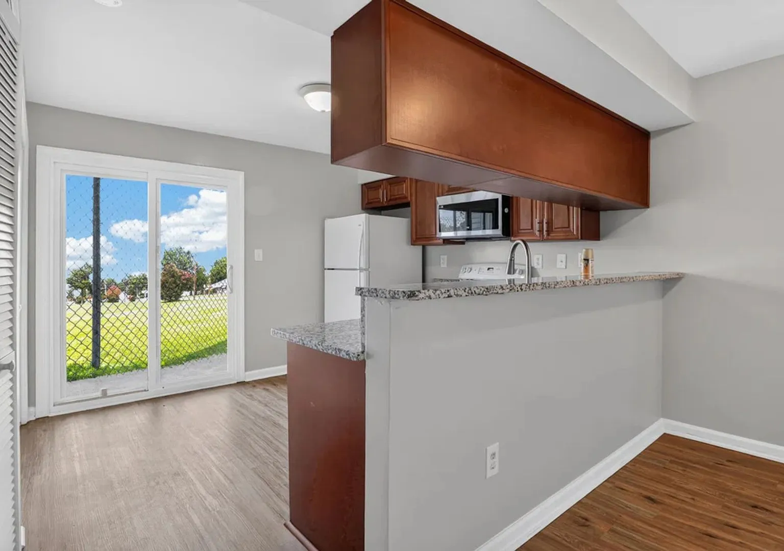 Charming 2BR Condo in Norfolk — Photo 4