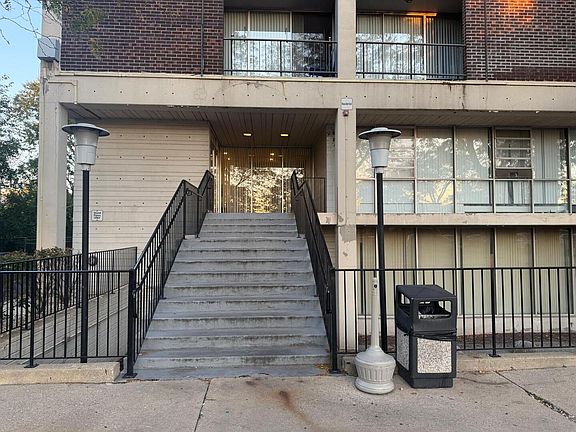 3rd image of 1043 S York Rd APT 411