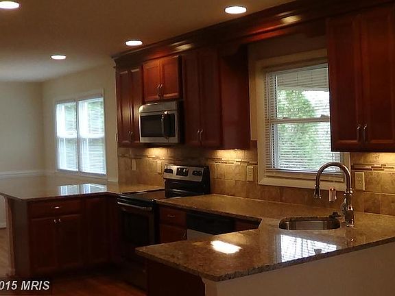 4th image of 1637 Honeysuckle Dr
