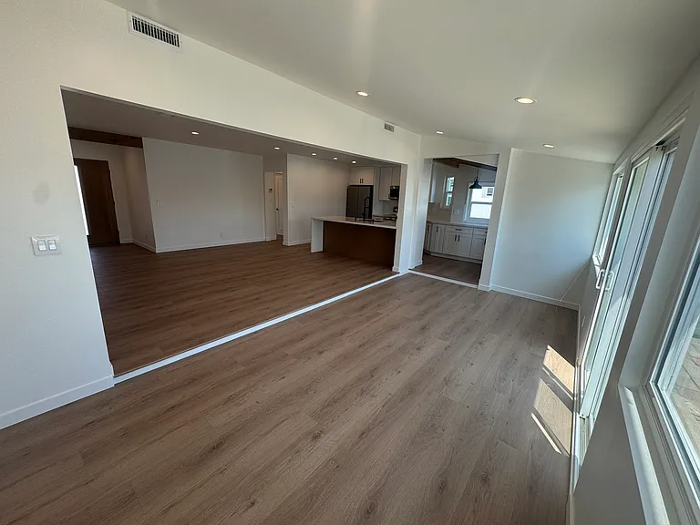 21420 Chatsworth St — Photo 8