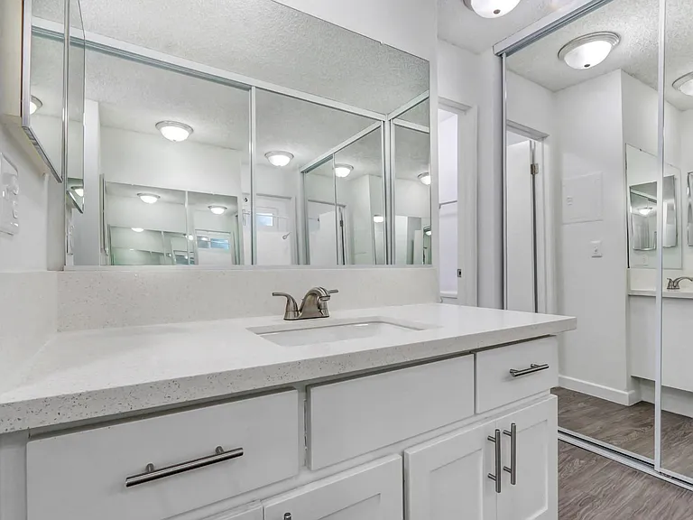 Country Club Apartments — Photo 56