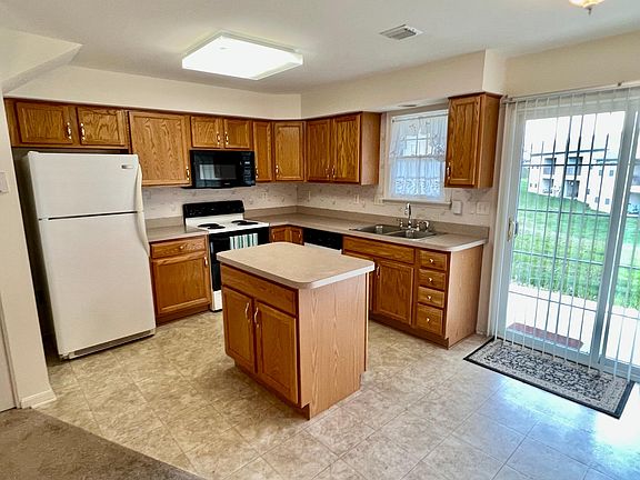 3rd image of 136 Hiddenwood Dr