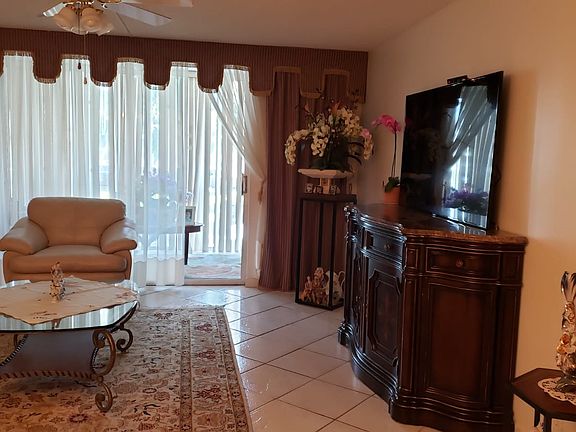 3rd image of 501 NE 14th Ave APT 202