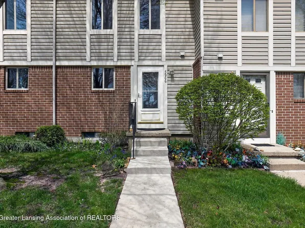 5966 Village Dr, Haslett, MI 48840
