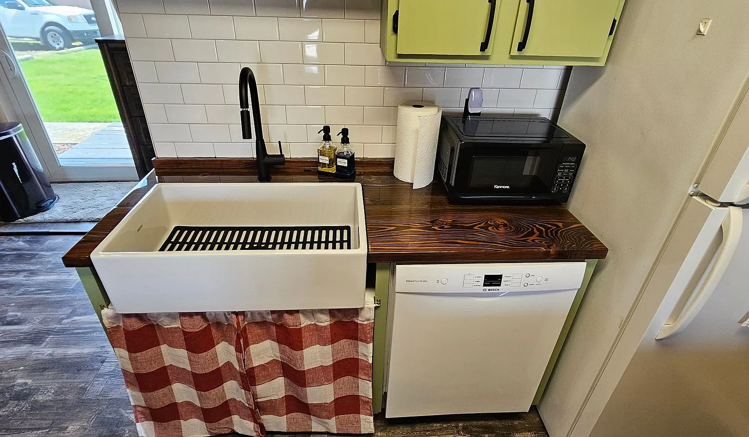 Fully Furnished, All Utilities Included, Dog Friendly 1 Bed 1 Bath Available Now! — Photo 4