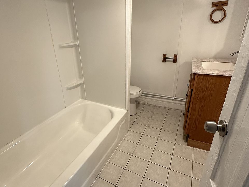 Bathroom #1 w/ granite-top vanity