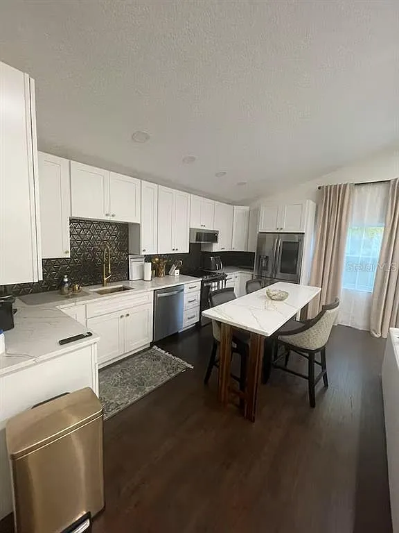 2 bed, 1.5 bath, 2027 sqft, $4,900 — Photo 4
