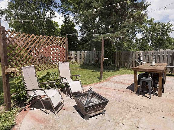 4th image of 2956 Wildrose St E