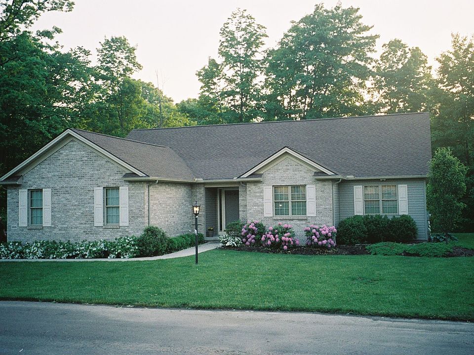 Beautiful villa amongst Pebble Creek Condo Assoc.