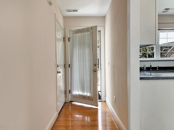 3rd image of 5018 Glen Cove Drive SE