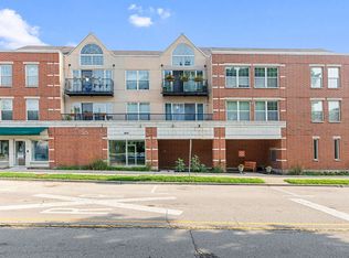 1800 Dewes St UNIT 201, Glenview, IL 60025