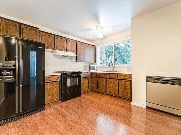 3rd image of 60 Fenwick Cres