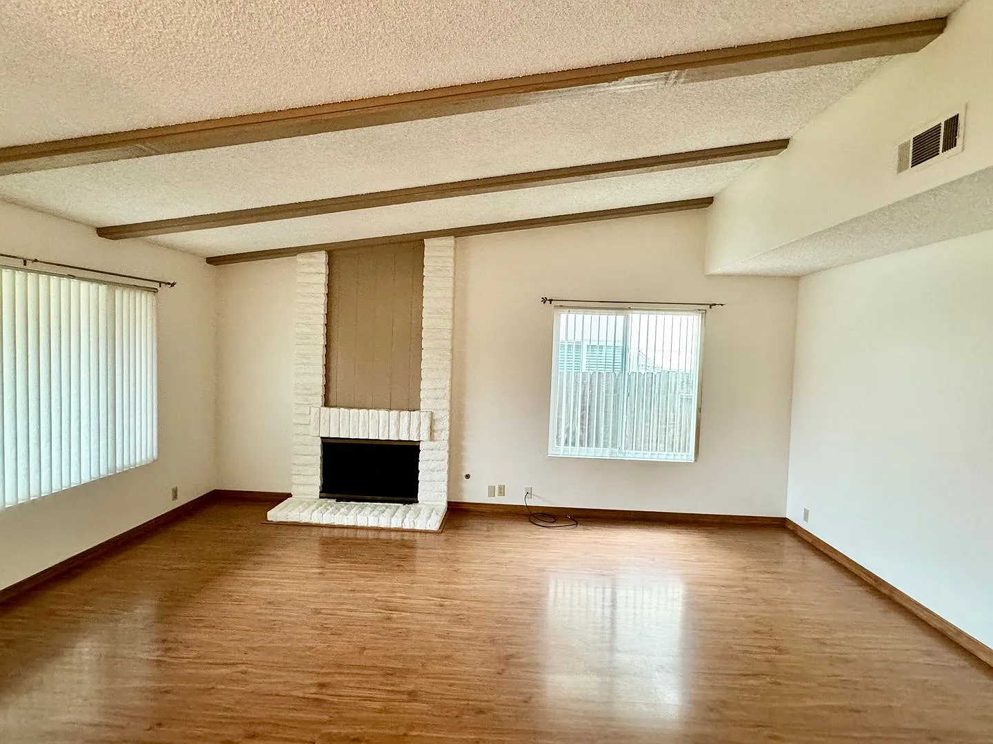 Spacious Single Story Upgraded Home — Photo 3