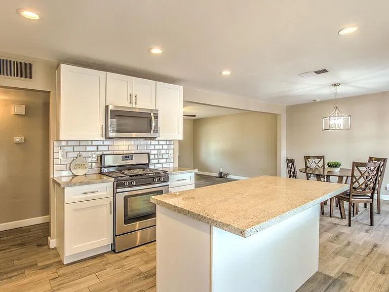 1023 W 17th St — Photo 13