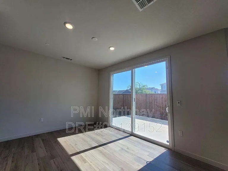 109 Clownfish St — Photo 3